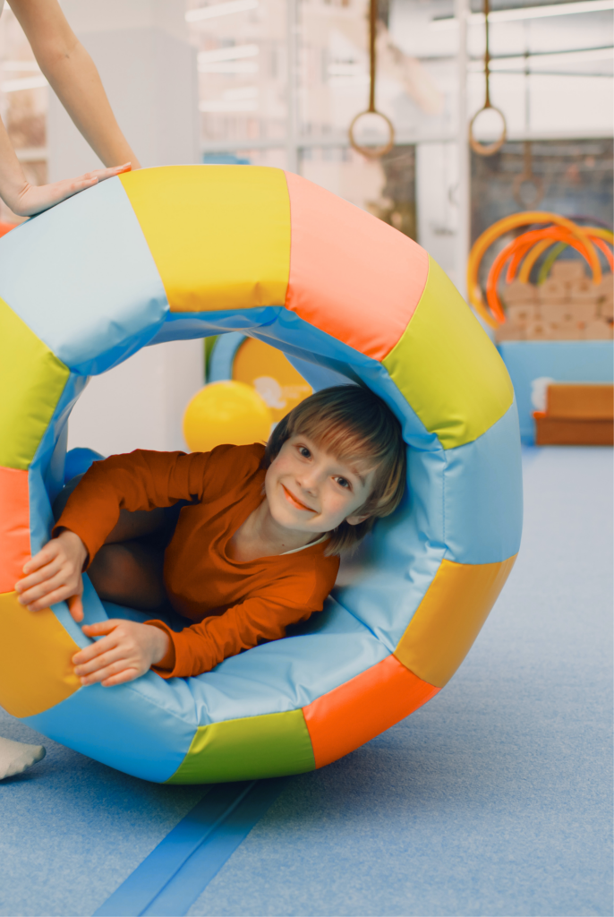 Junge in einem Turnelement - Kinderturnen beim TSG Berlin Steglitz
