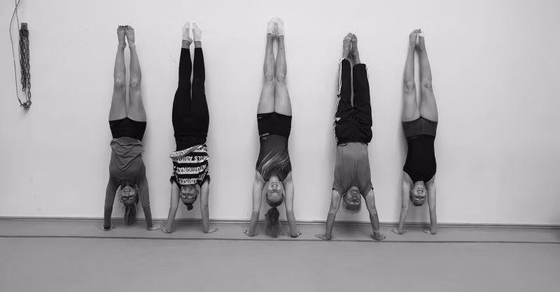 Mehrkampf Turnerinnen machen Handstand der TSG Berlin Steglitz